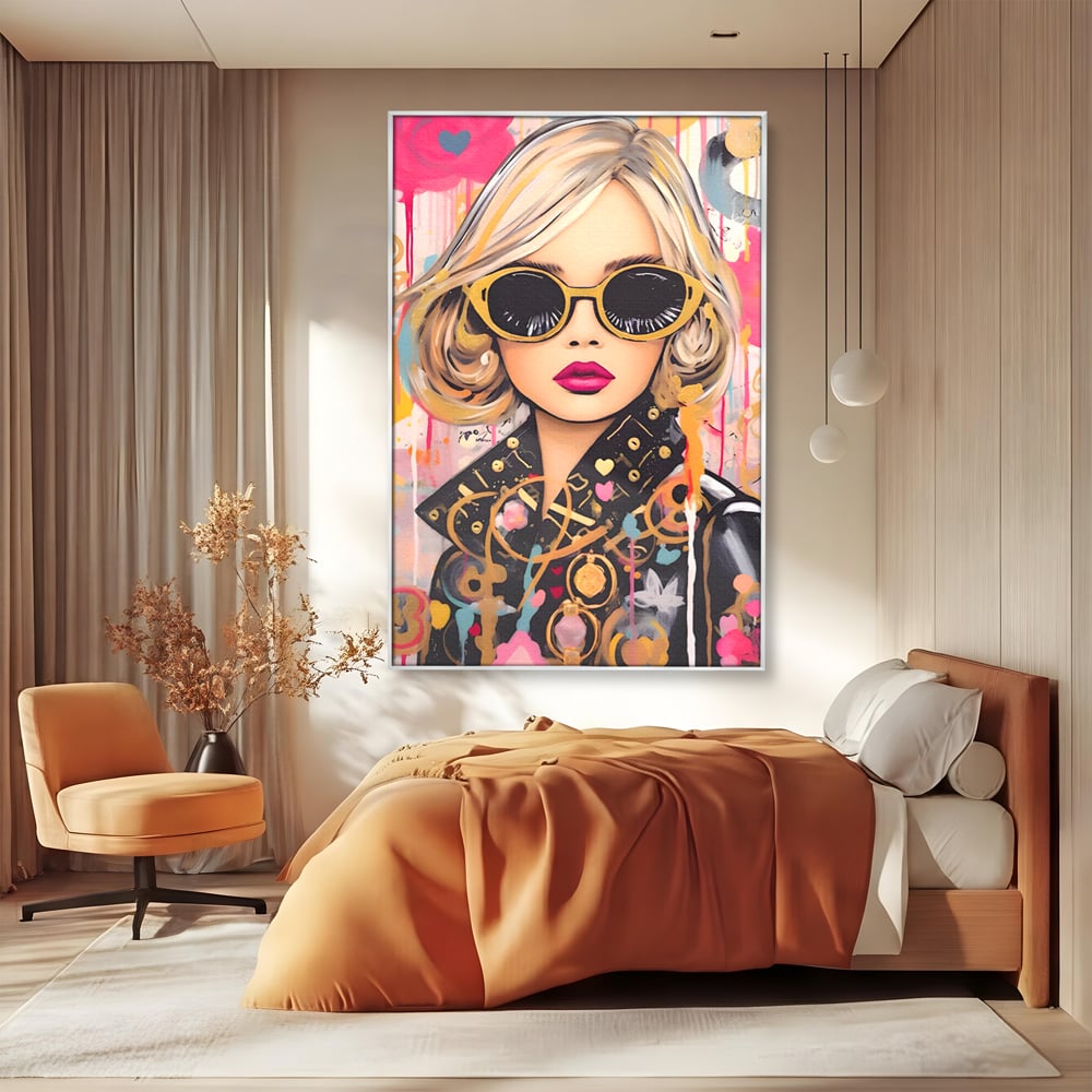 Tablou canvas cu tablou canvas cu portret de femeie, in rama de aluminiu argintiu, pe perete intr-un dormitor